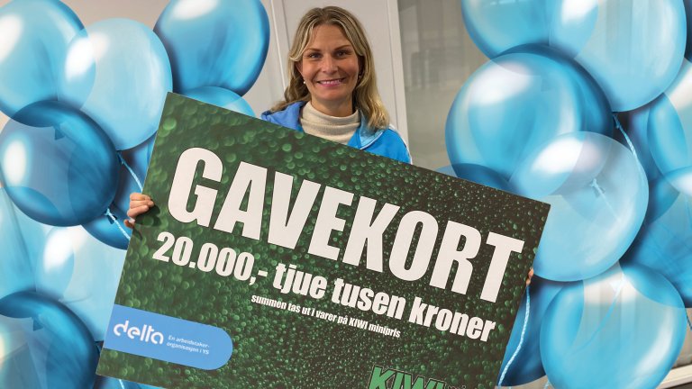 Kvinne med gigantisk gavekort på Kiwi til en verdi av 20.000 kroner.