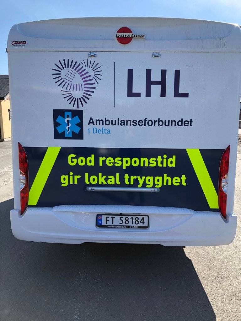 LHL og Ambulansebil bakfra