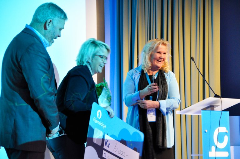 Årets tillitsvalgt Wenche Murbræch får prisen av Erik og Lizzie foto Siv M Bjelland